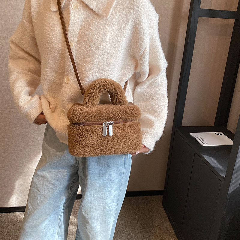 Women's All Seasons Plush Solid Color Cute Square Zipper Handbag display picture 9
