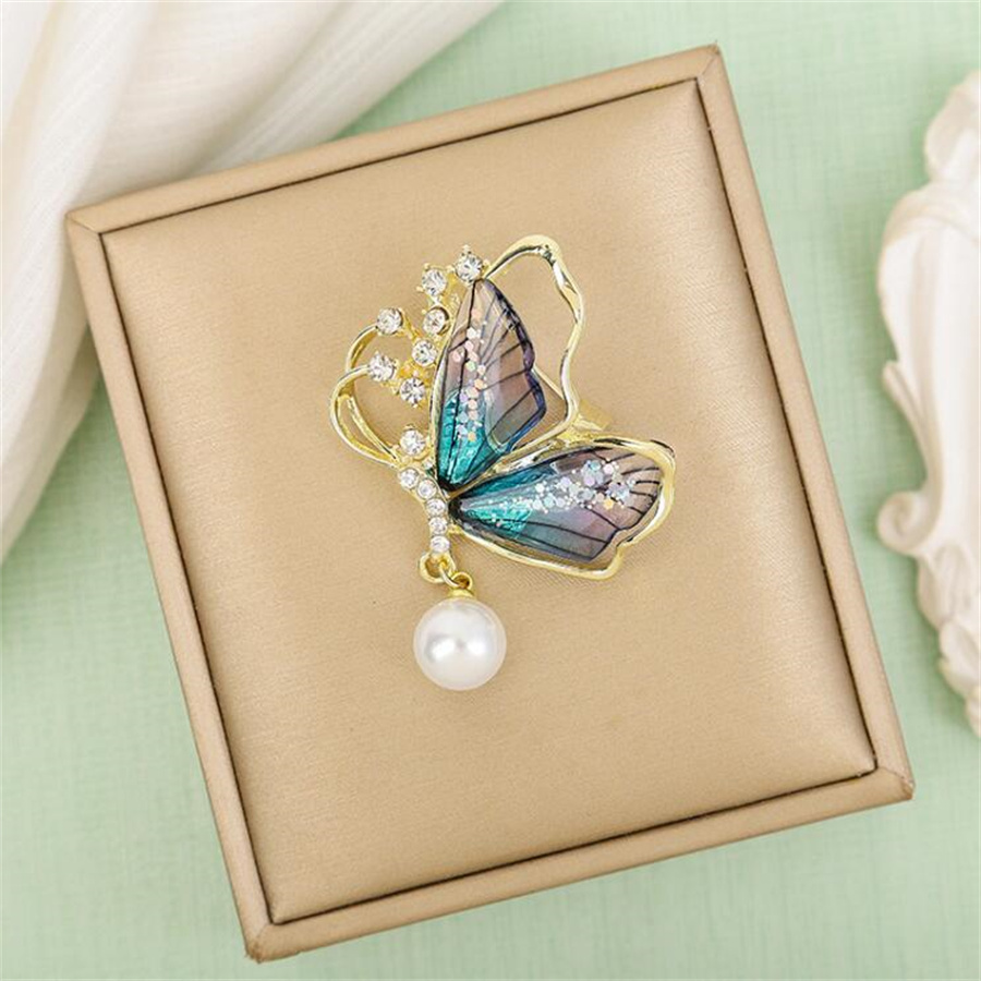 Vintage Style Butterfly Alloy Plating Inlay Acrylic Rhinestones Women's Brooches display picture 6