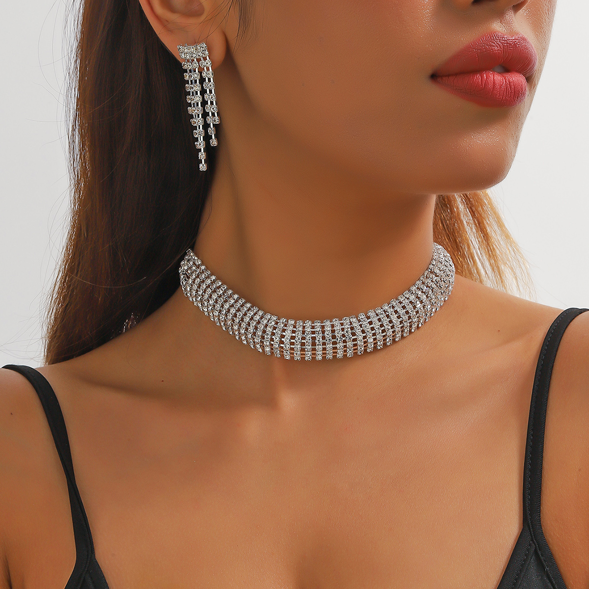Elegante Brillante Color Sólido Aleación Embutido Diamantes De Imitación Plateado Mujeres Aretes Collar display picture 1
