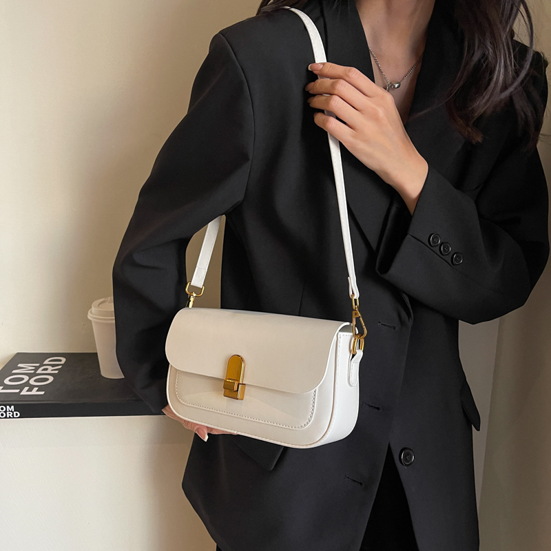 Women's Pu Leather Solid Color Elegant Square Magnetic Buckle Shoulder Bag Crossbody Bag display picture 4