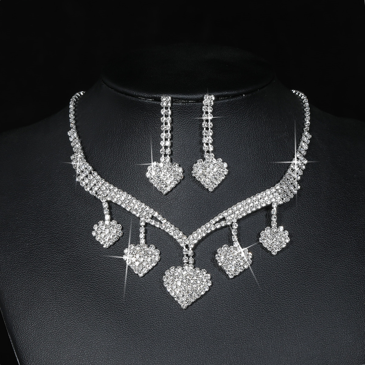 Elegante Ropa De Calle Forma De Corazón Aleación Embutido Diamantes De Imitación Plateado Mujeres Aretes Collar display picture 2