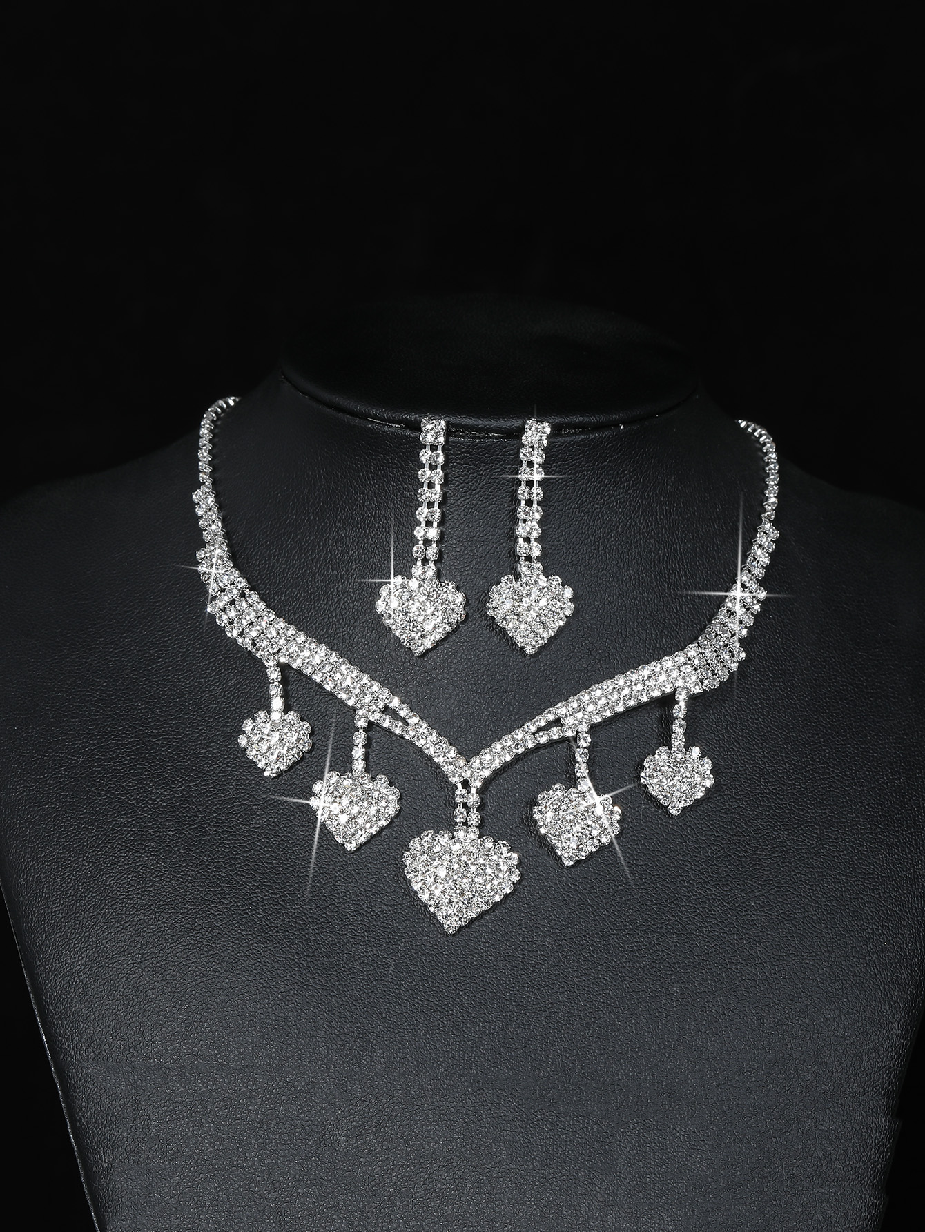 Elegante Ropa De Calle Forma De Corazón Aleación Embutido Diamantes De Imitación Plateado Mujeres Aretes Collar display picture 4