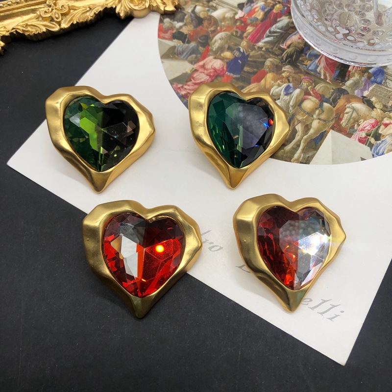 1 Pair Retro Heart Shape Plating Inlay Alloy Zircon Ear Studs display picture 1