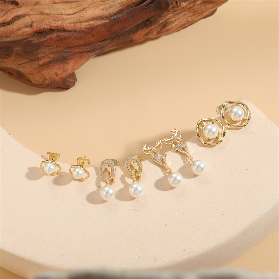 1 Pair Simple Style Classic Style Commute Deer Inlay Copper Artificial Pearls Zircon 14k Gold Plated Ear Studs display picture 2