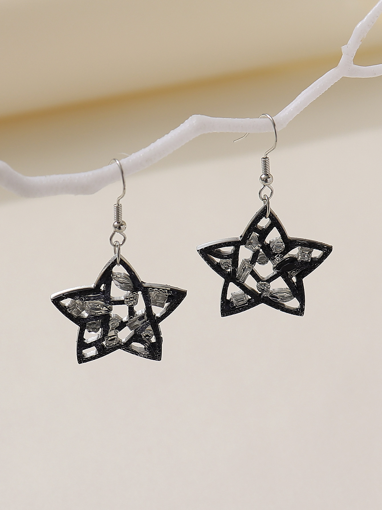1 Pair Casual Elegant Shiny Star Hollow Out Arylic Drop Earrings display picture 1