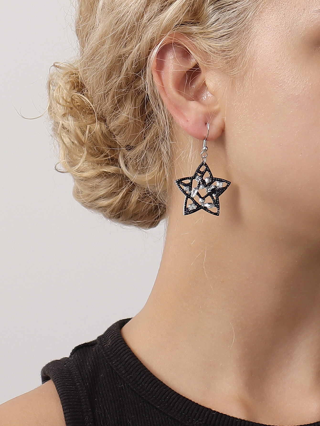 1 Pair Casual Elegant Shiny Star Hollow Out Arylic Drop Earrings display picture 3