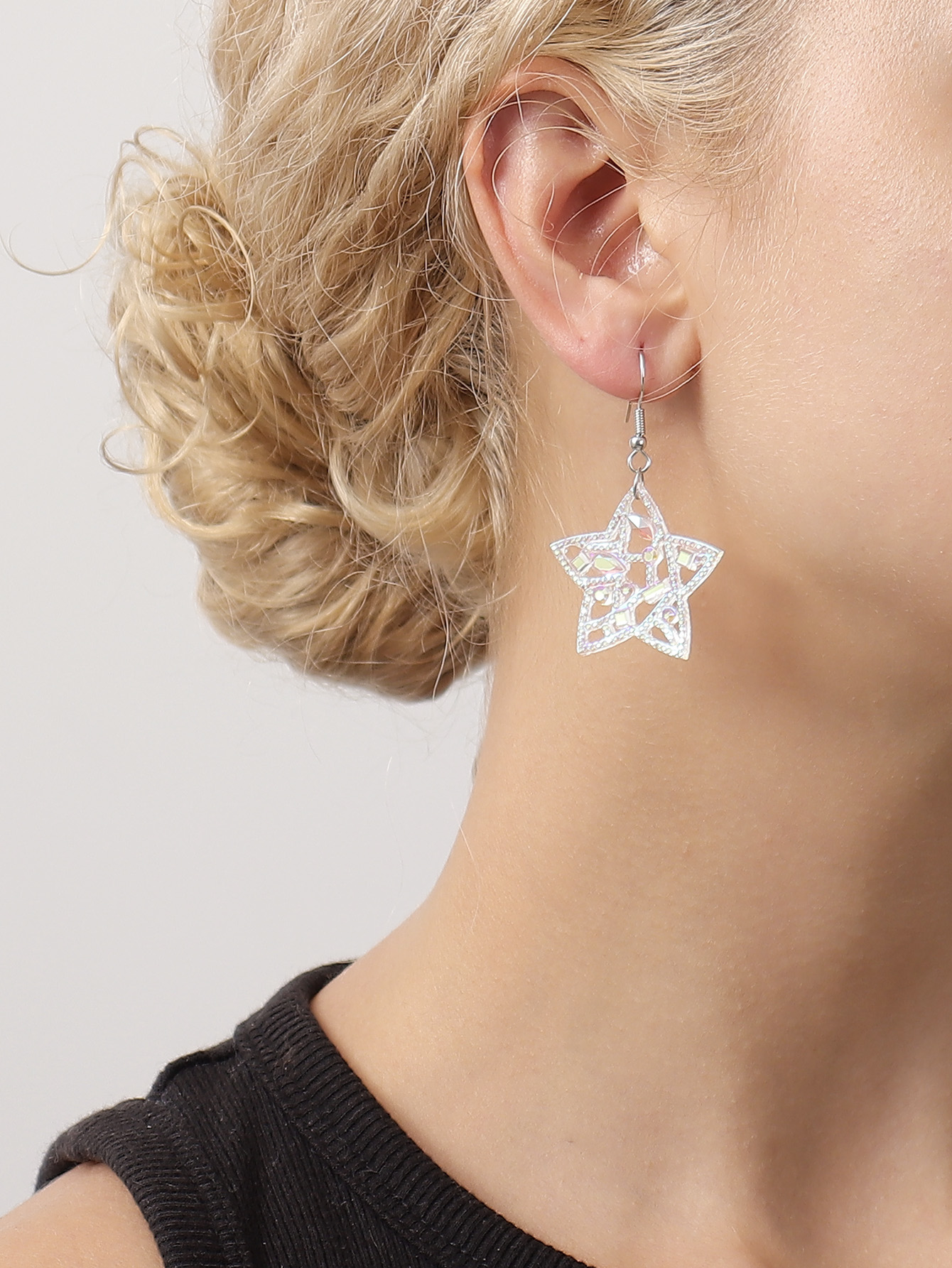 1 Pair Casual Elegant Shiny Star Hollow Out Arylic Drop Earrings display picture 4
