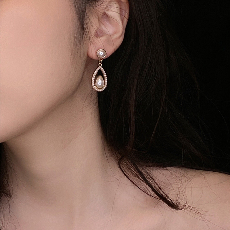 1 Pair Elegant Streetwear Geometric Inlay Alloy Artificial Pearls Drop Earrings display picture 1