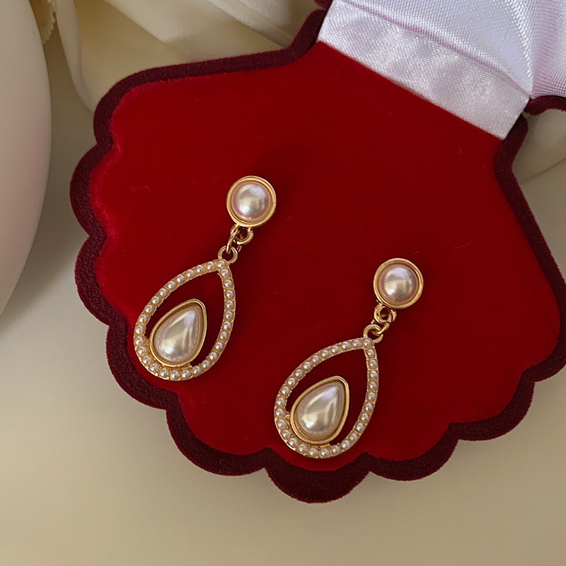 1 Pair Elegant Streetwear Geometric Inlay Alloy Artificial Pearls Drop Earrings display picture 2