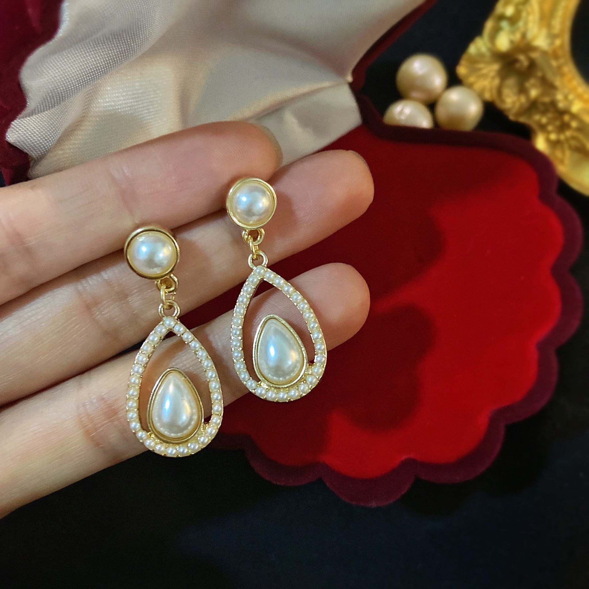 1 Pair Elegant Streetwear Geometric Inlay Alloy Artificial Pearls Drop Earrings display picture 4