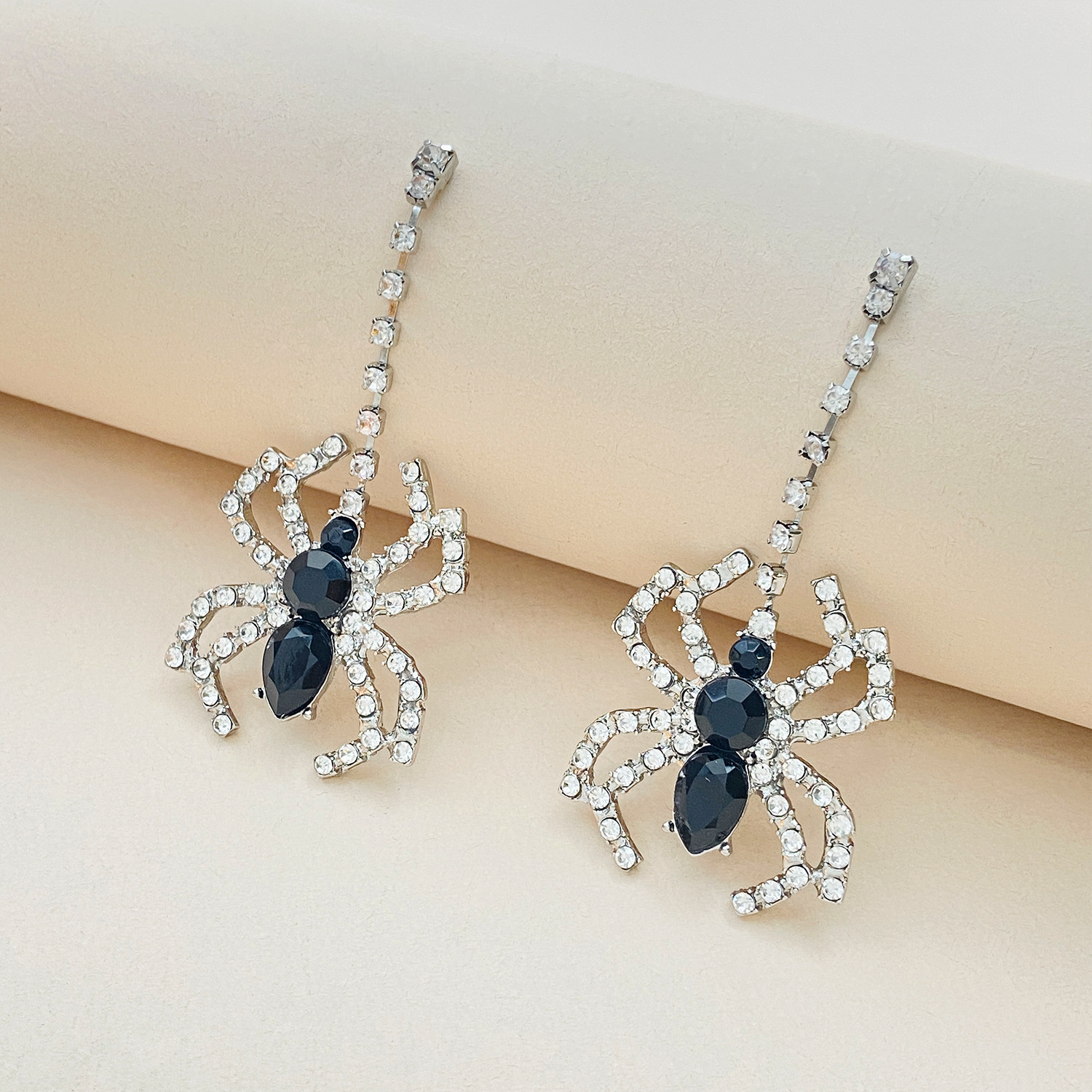 1 Pair Elegant Lady Spider Inlay Alloy Zircon Drop Earrings display picture 5