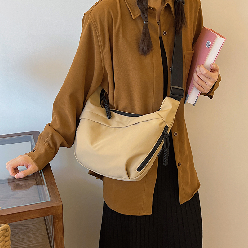 Unisex Canvas Solid Color Basic Dumpling Shape Zipper Shoulder Bag Crossbody Bag display picture 1