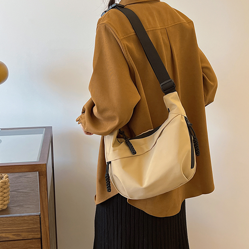 Unisex Canvas Solid Color Basic Dumpling Shape Zipper Shoulder Bag Crossbody Bag display picture 3