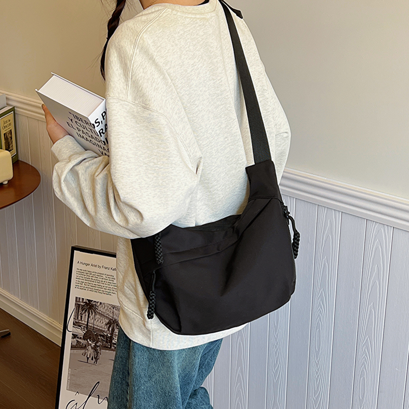 Unisex Canvas Solid Color Basic Dumpling Shape Zipper Shoulder Bag Crossbody Bag display picture 10