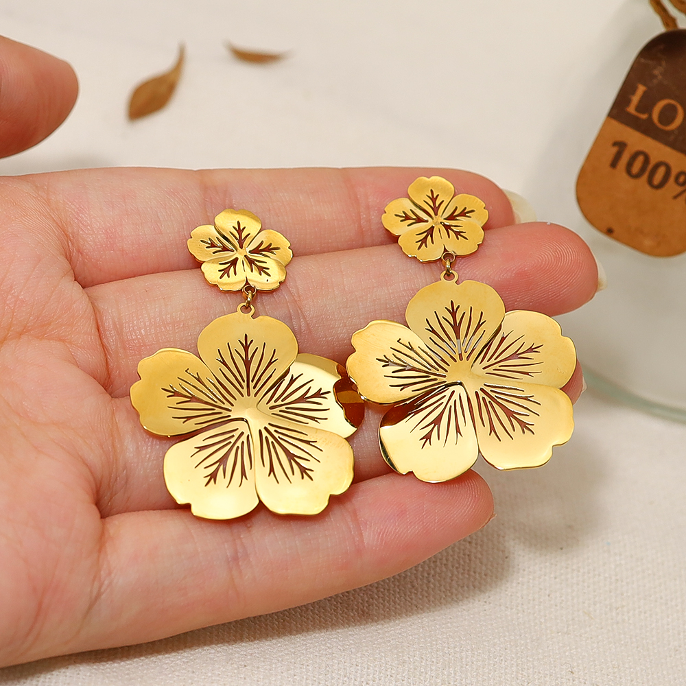 1 Pair Vintage Style Flower Plating Hollow Out Stainless Steel Titanium Steel 18k Gold Plated Drop Earrings display picture 3