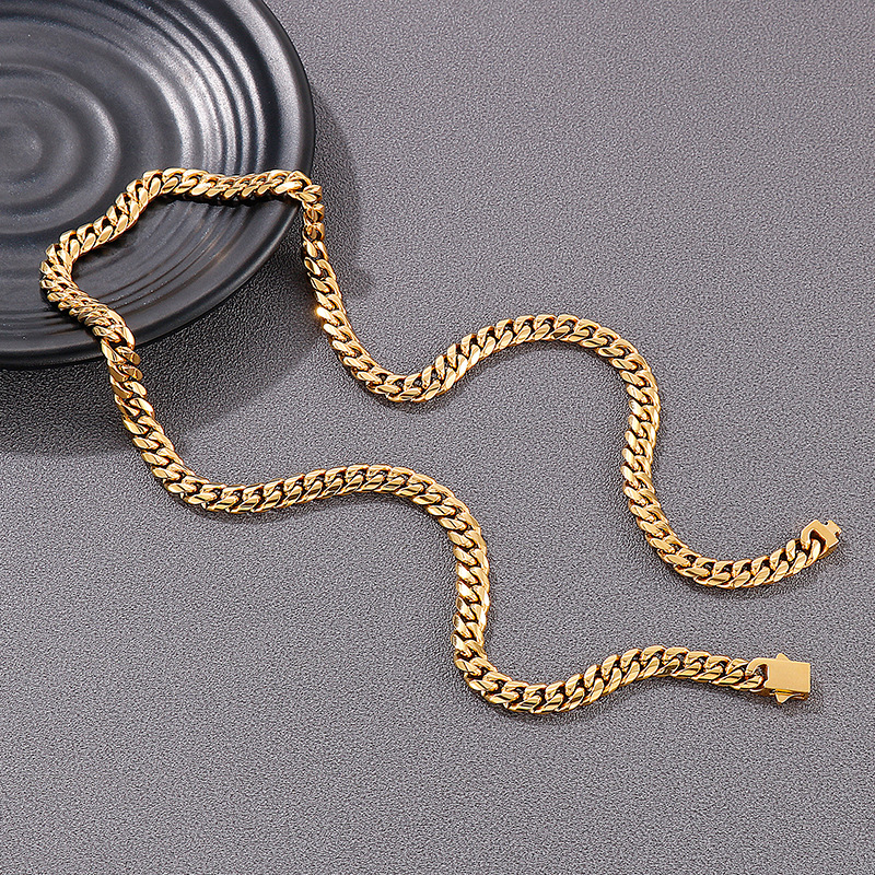Classic Style Solid Color 18K Gold Plated Titanium Steel Wholesale Necklace display picture 3