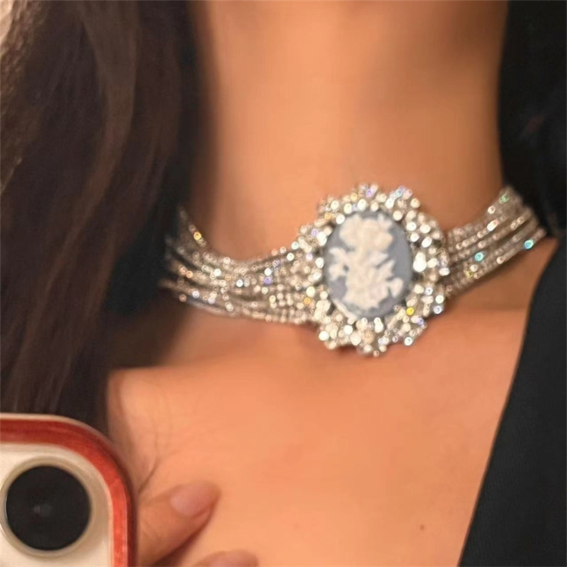 Retro Luxurious French Style Plant Alloy Plating Inlay Acrylic Rhinestones Silver Plated Women's Choker display picture 1