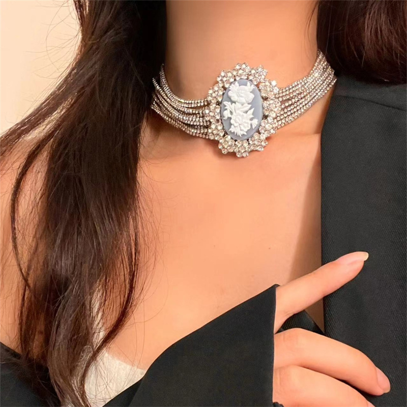Retro Luxurious French Style Plant Alloy Plating Inlay Acrylic Rhinestones Silver Plated Women's Choker display picture 14