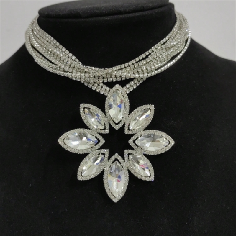Retro French Style Flower Silver Plated Rhinestones Alloy Wholesale Pendant Necklace display picture 5