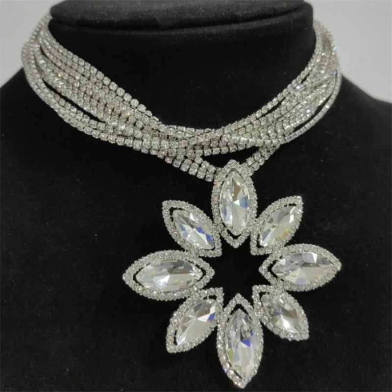 Retro French Style Flower Silver Plated Rhinestones Alloy Wholesale Pendant Necklace display picture 6
