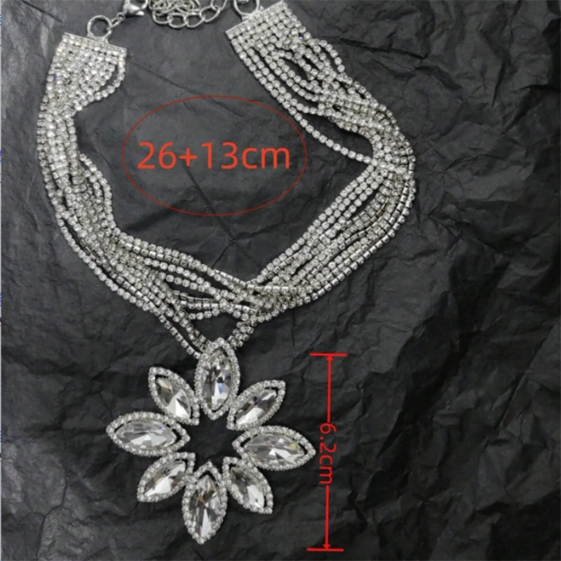 Retro French Style Flower Silver Plated Rhinestones Alloy Wholesale Pendant Necklace display picture 10