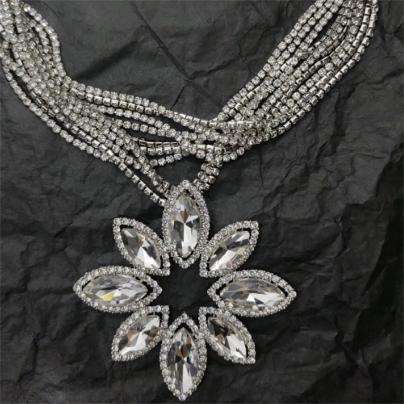 Retro French Style Flower Silver Plated Rhinestones Alloy Wholesale Pendant Necklace display picture 9