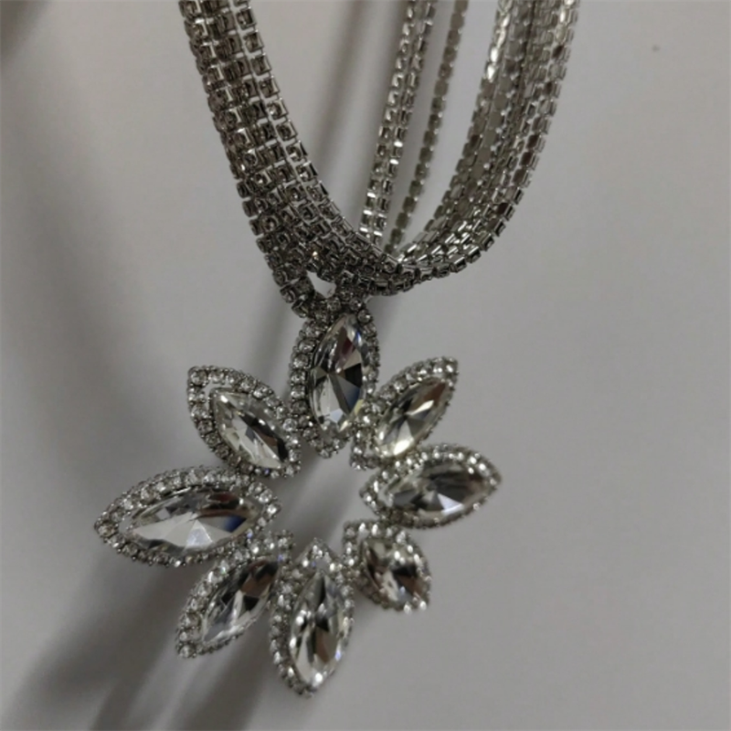 Retro French Style Flower Silver Plated Rhinestones Alloy Wholesale Pendant Necklace display picture 8