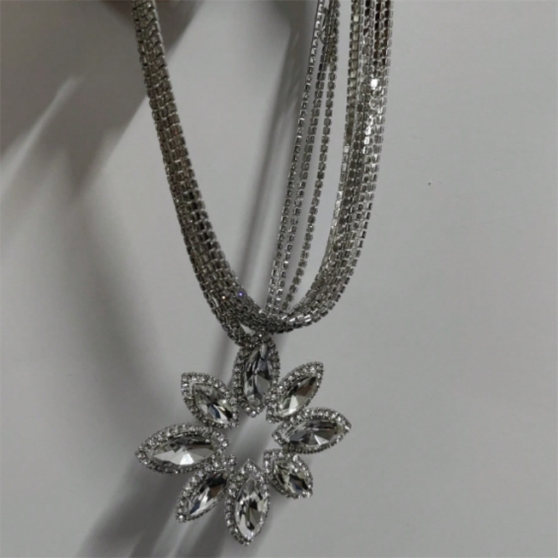 Retro French Style Flower Silver Plated Rhinestones Alloy Wholesale Pendant Necklace display picture 7