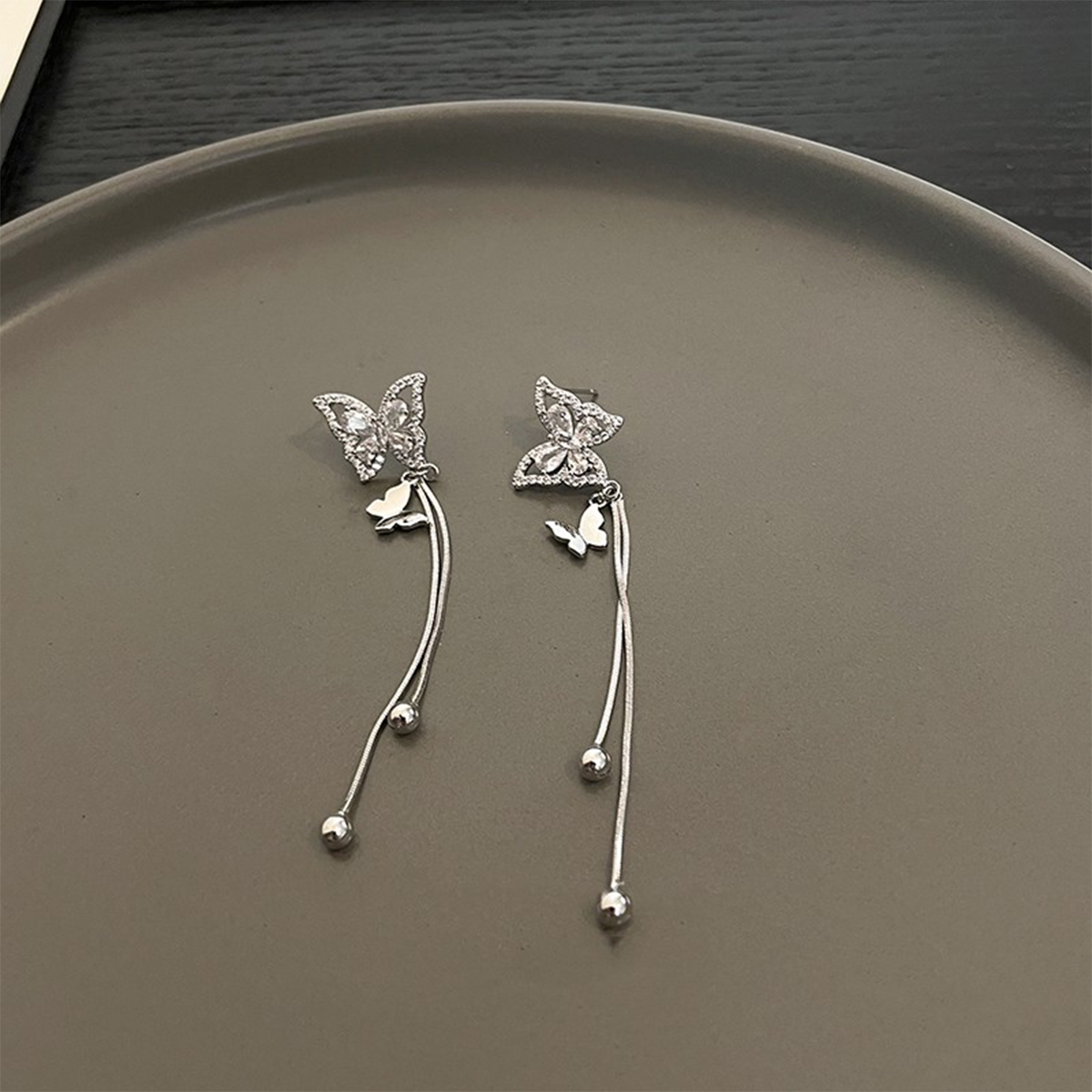 1 Pair Simple Style Butterfly Plating Inlay Alloy Rhinestones Silver Plated Drop Earrings display picture 2