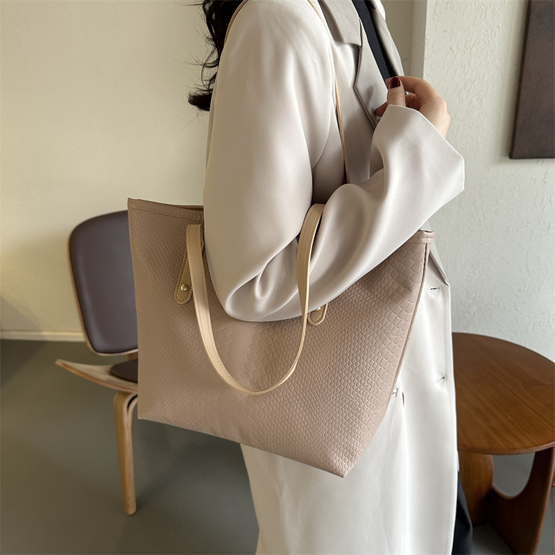 Women's All Seasons Pu Leather Solid Color Elegant Square Zipper Shoulder Bag display picture 7