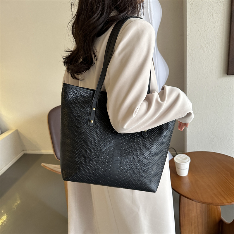 Women's All Seasons Pu Leather Solid Color Elegant Square Zipper Shoulder Bag display picture 8