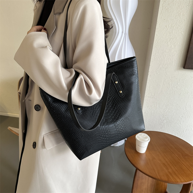 Women's All Seasons Pu Leather Solid Color Elegant Square Zipper Shoulder Bag display picture 5