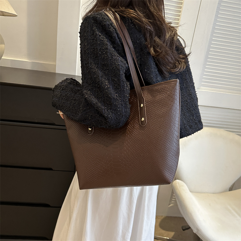 Women's All Seasons Pu Leather Solid Color Elegant Square Zipper Shoulder Bag display picture 3