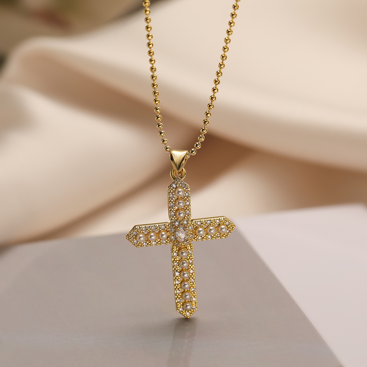 Römischer Stil Pendeln Kreuzen Kupfer Überzug Inlay Perle Zirkon 18 Karat Vergoldet Halskette Mit Anhänger display picture 3