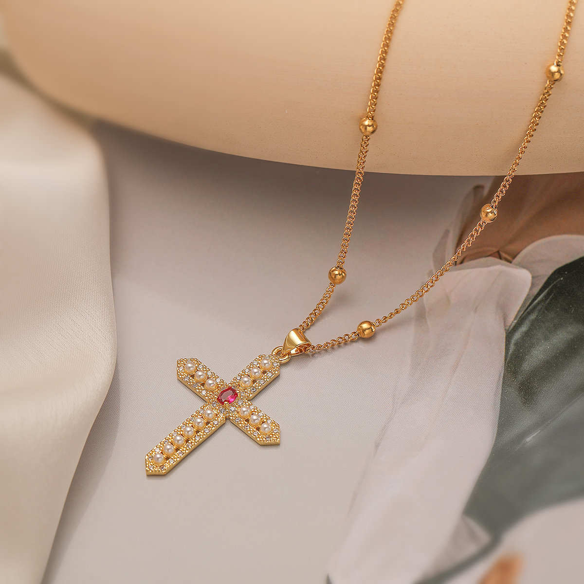 Römischer Stil Pendeln Kreuzen Kupfer Überzug Inlay Perle Zirkon 18 Karat Vergoldet Halskette Mit Anhänger display picture 4