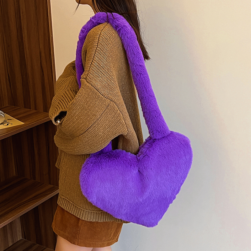 Women's Plush Solid Color Cute Heart-shaped Magnetic Buckle Shoulder Bag display picture 2