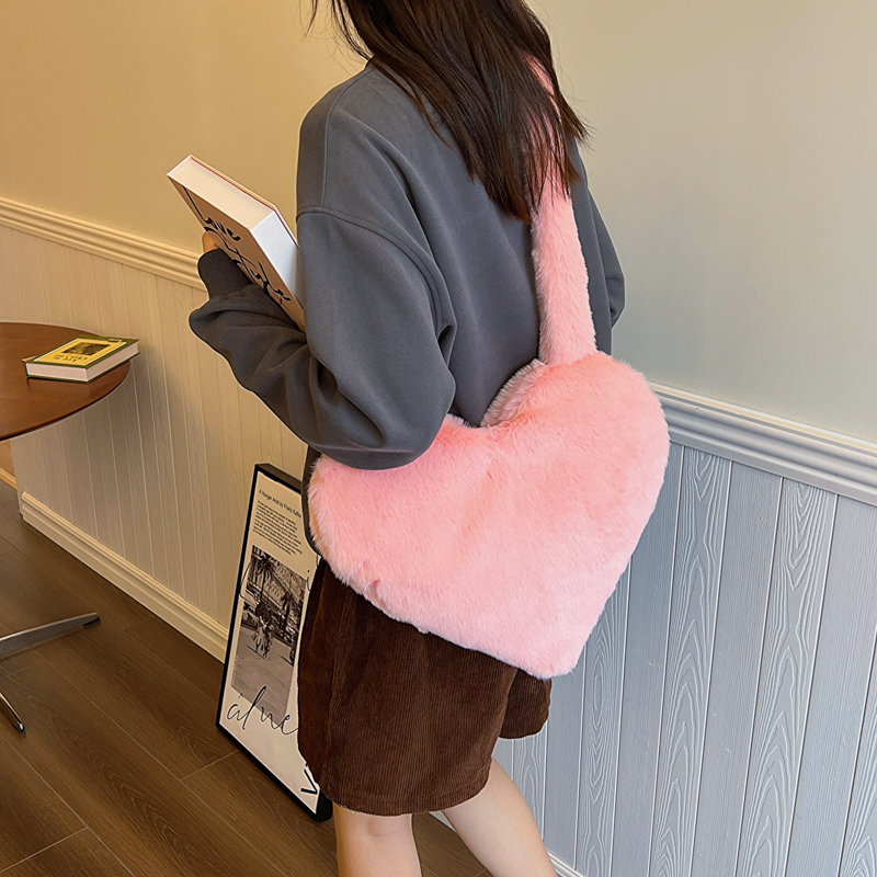 Women's Plush Solid Color Cute Heart-shaped Magnetic Buckle Shoulder Bag display picture 9