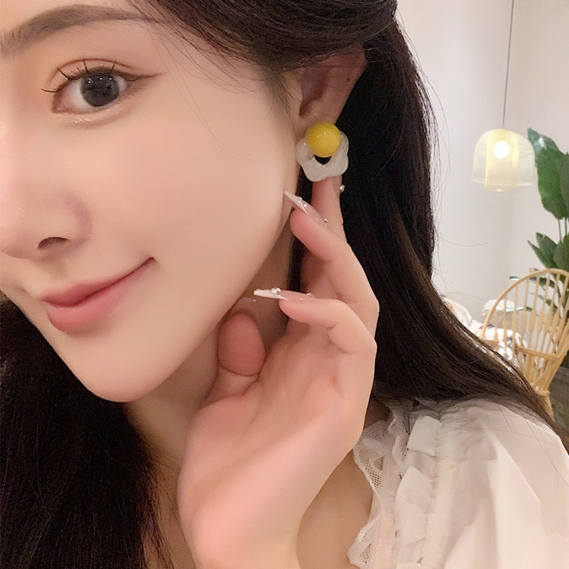 1 Pair Cute Simple Style Classic Style Flower Resin Ear Studs display picture 5