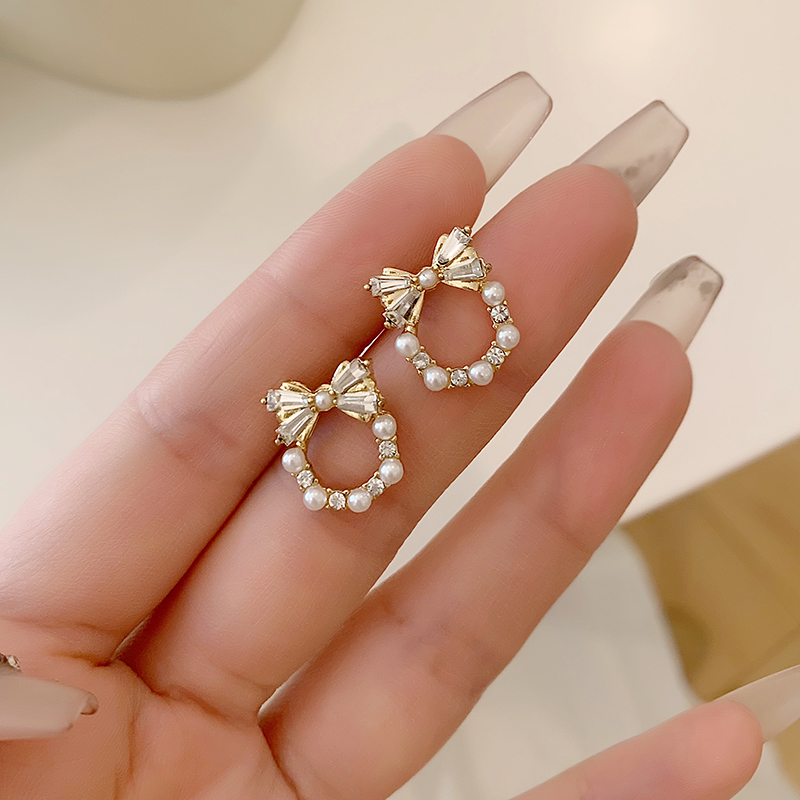 1 Pair Simple Style Bow Knot Plating Inlay Alloy Artificial Rhinestones Artificial Pearls Gold Plated Ear Studs display picture 3