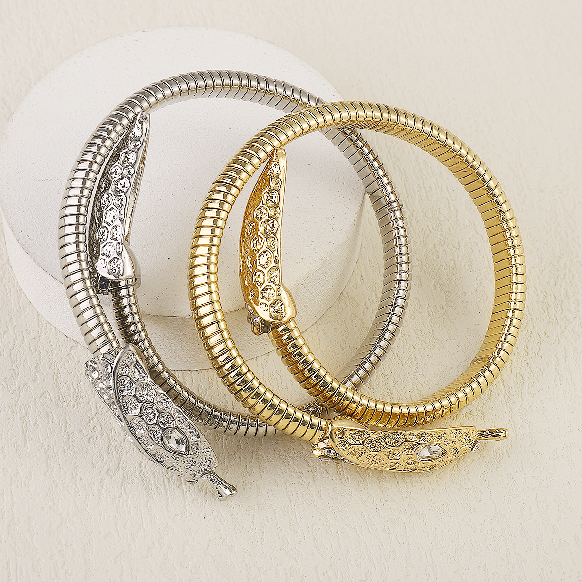 Estilo Moderno Estilo Simple Serpiente Aleación Embutido Diamantes De Imitación Mujeres Collar display picture 9