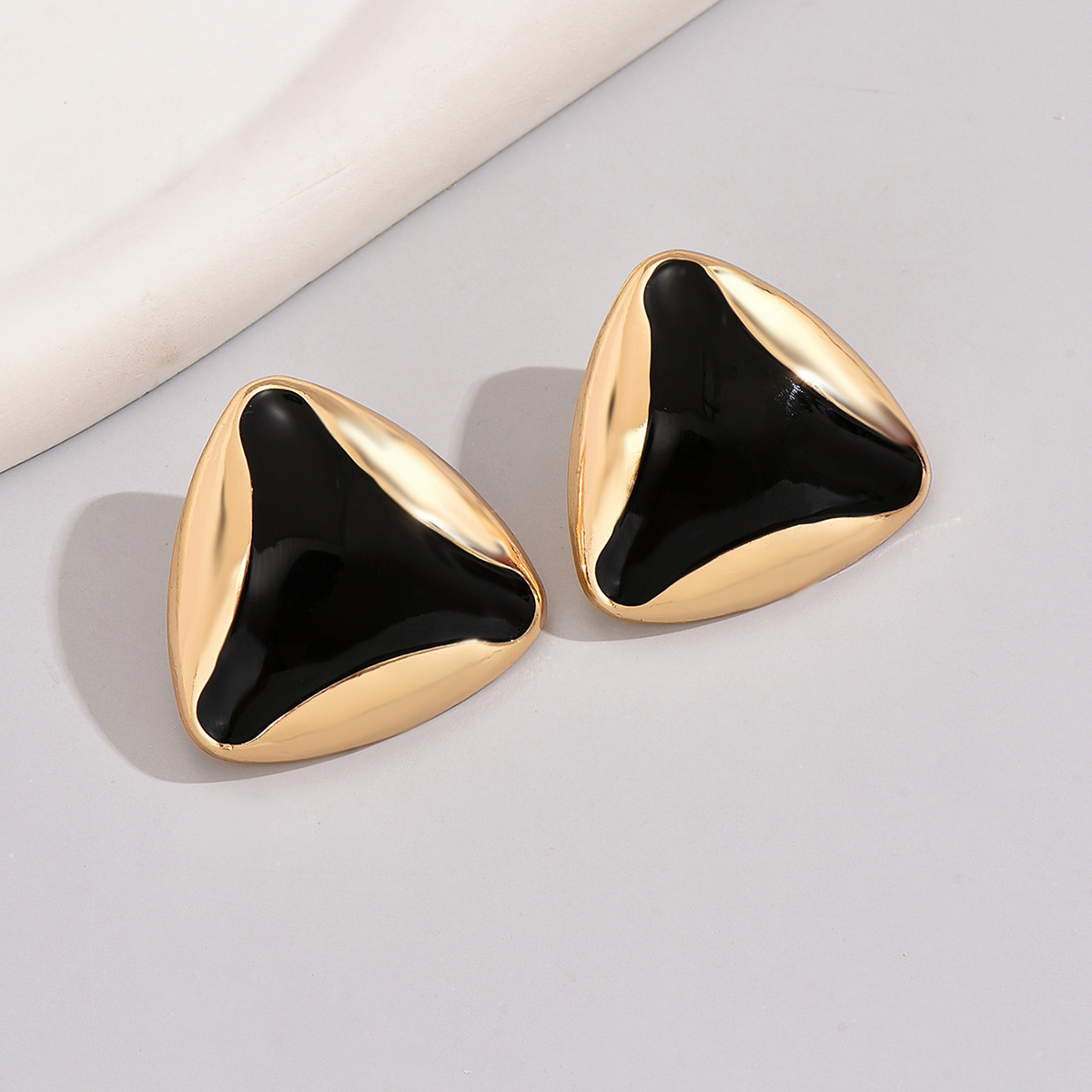 1 Pair Vintage Style Triangle Inlay Alloy Rhinestones Drop Earrings display picture 1
