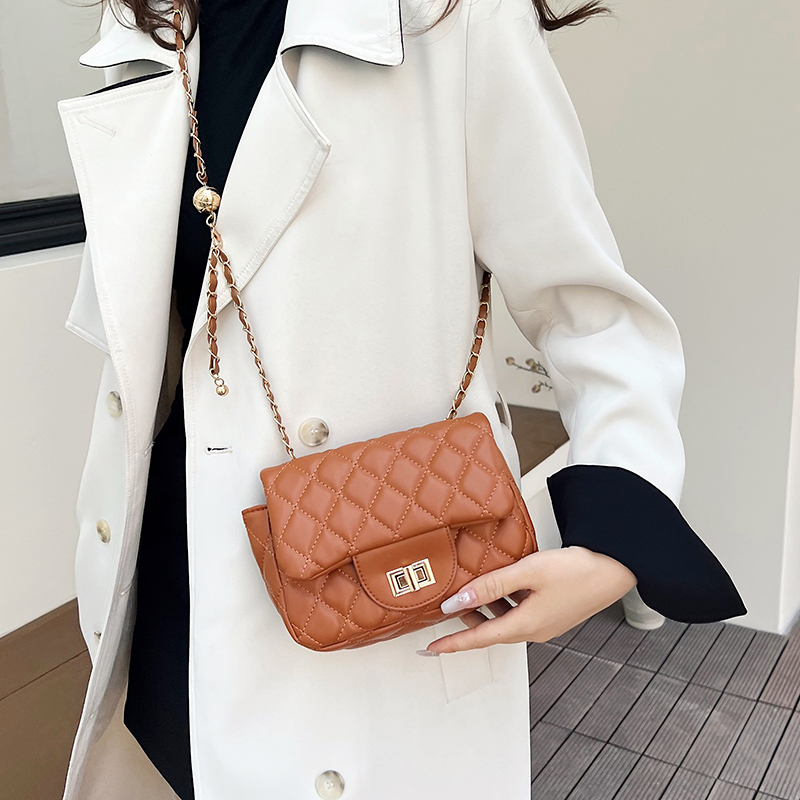 Women's Pu Leather Solid Color Streetwear Square Lock Clasp Shoulder Bag Crossbody Bag display picture 3