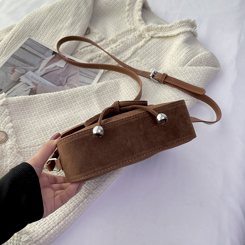 Women's Flannel Solid Color Elegant Vacation Sewing Thread Square Magnetic Buckle Shoulder Bag Square Bag display picture 8