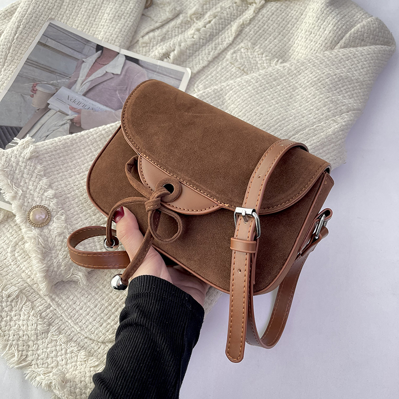 Women's Flannel Solid Color Elegant Vacation Sewing Thread Square Magnetic Buckle Shoulder Bag Square Bag display picture 7