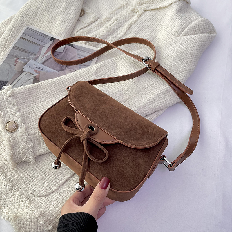 Women's Flannel Solid Color Elegant Vacation Sewing Thread Square Magnetic Buckle Shoulder Bag Square Bag display picture 3