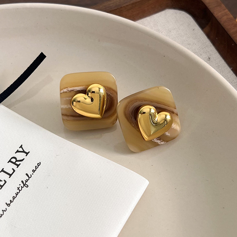 1 Pair Cute Heart Shape Plating Resin Gold Plated Ear Studs display picture 8