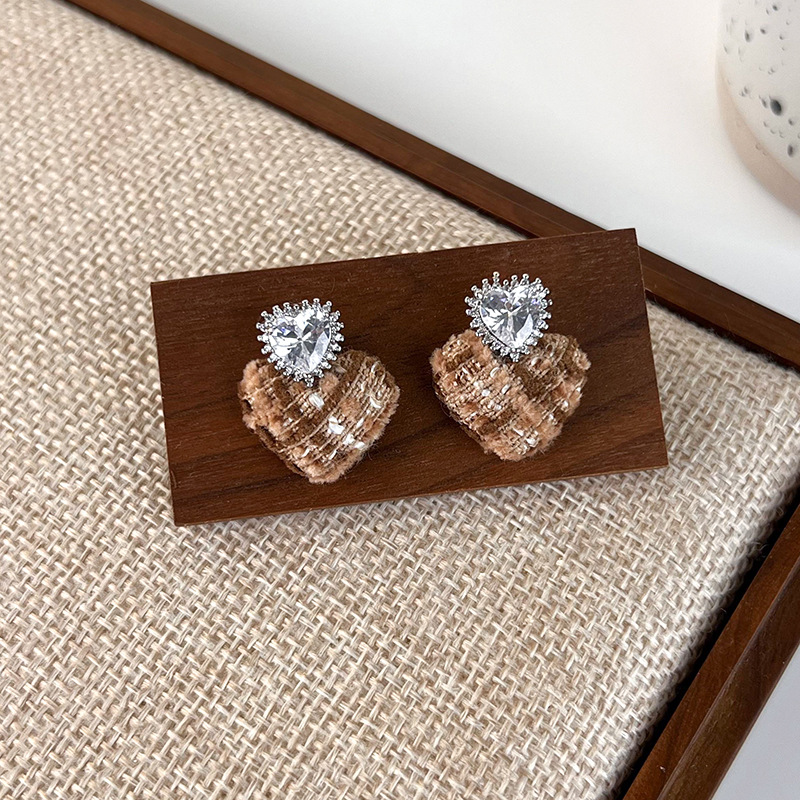 1 Pair Vintage Style Heart Shape Woolen Copper Ear Studs display picture 8