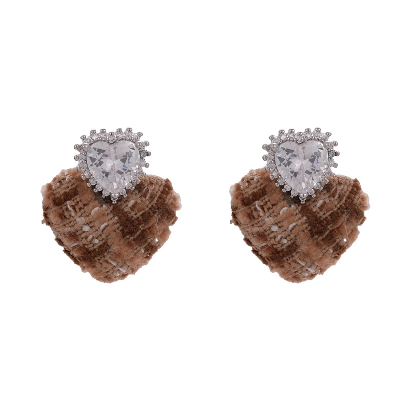 1 Pair Vintage Style Heart Shape Woolen Copper Ear Studs display picture 9
