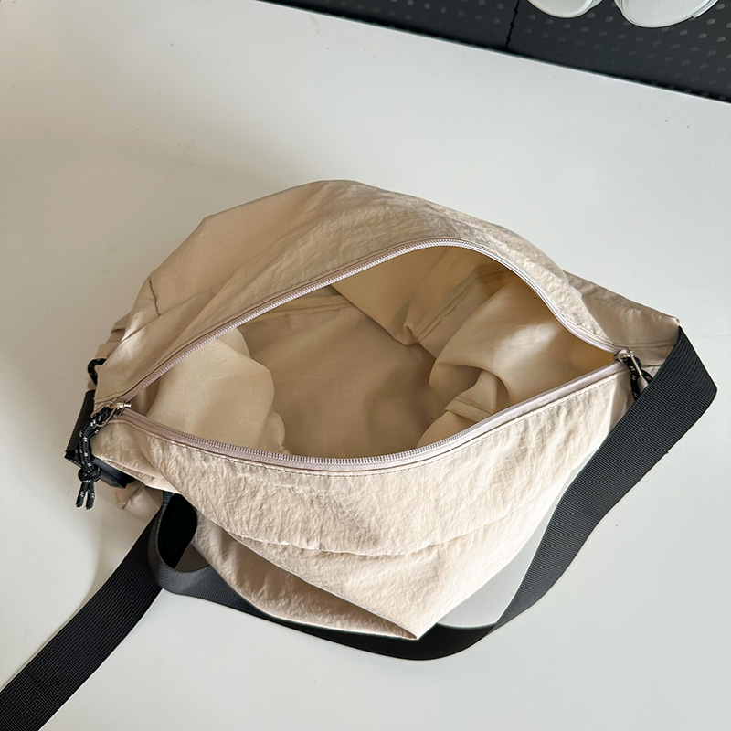 Unisex Nylon Solid Color Elegant Vacation Sewing Thread Square Zipper Shoulder Bag Messenger Bag display picture 2