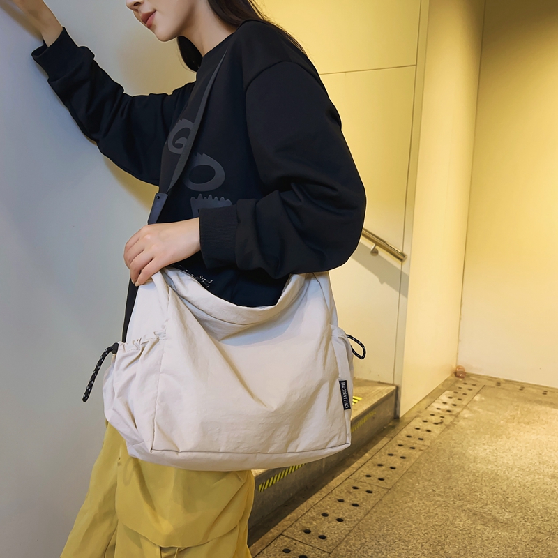 Unisex Nylon Solid Color Elegant Vacation Sewing Thread Square Zipper Shoulder Bag Messenger Bag display picture 6